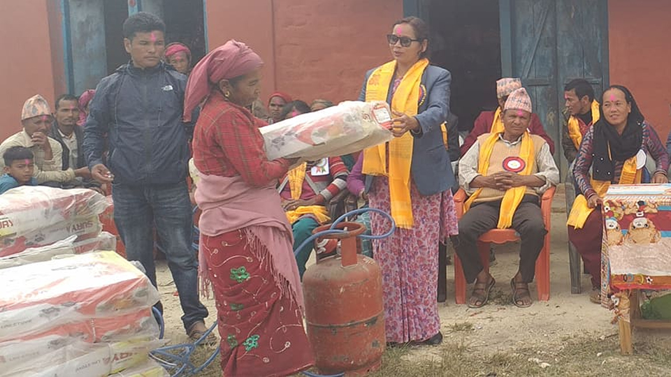 सल्यानमा ३ वटा सामुदायीक वनले एक सय घुरधुरीलाई ग्यास चुलाे वितरण गरे