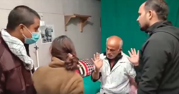 डाक्टर केसीलाई लिन डडेल्धुरा पुग्यो हेलिकोप्टर ,स्थानीयको अवरोध