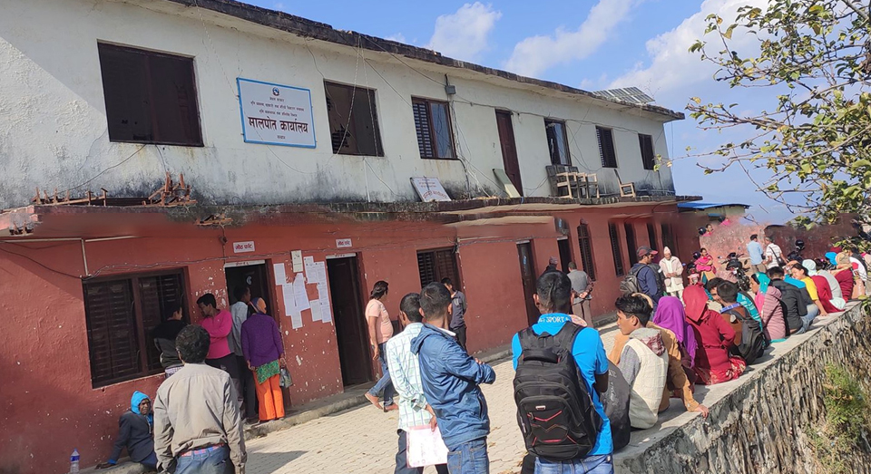 मालपोत कार्यालय सल्यानमा इन्टरनेट सर्भर नचल्दा ३ दिनदेखि सेवाग्राही पालो कुर्दै