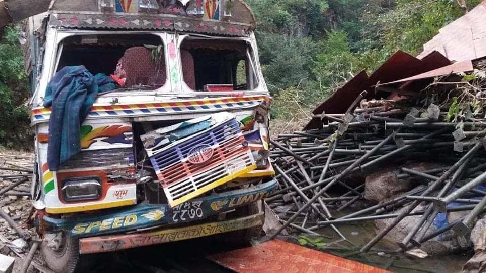 सल्यानमा मालबाहक ट्रक दुर्घटना हुँदा चालकको मृत्यु