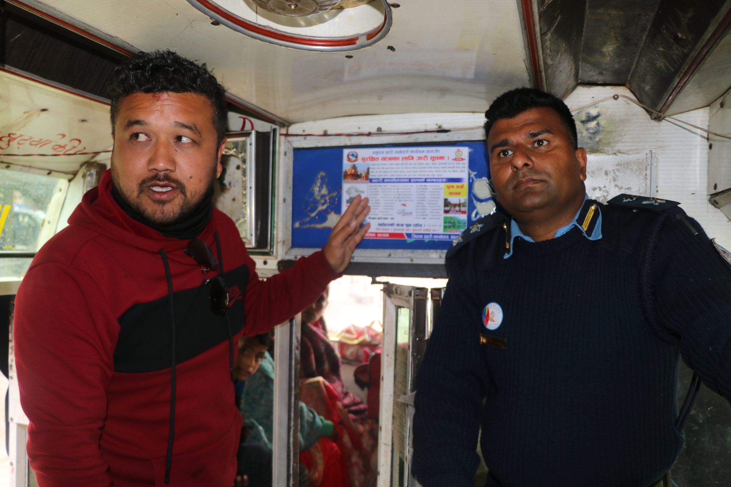 यात्रुहरुको सुरक्षाका लागि सल्यानमा ‘एक गाडी एक स्टिकर’ अभियान,