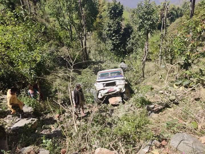 सल्यानमा खाद्यान्न छाडेर फर्कदैँ गरेको जीप दुर्घटना