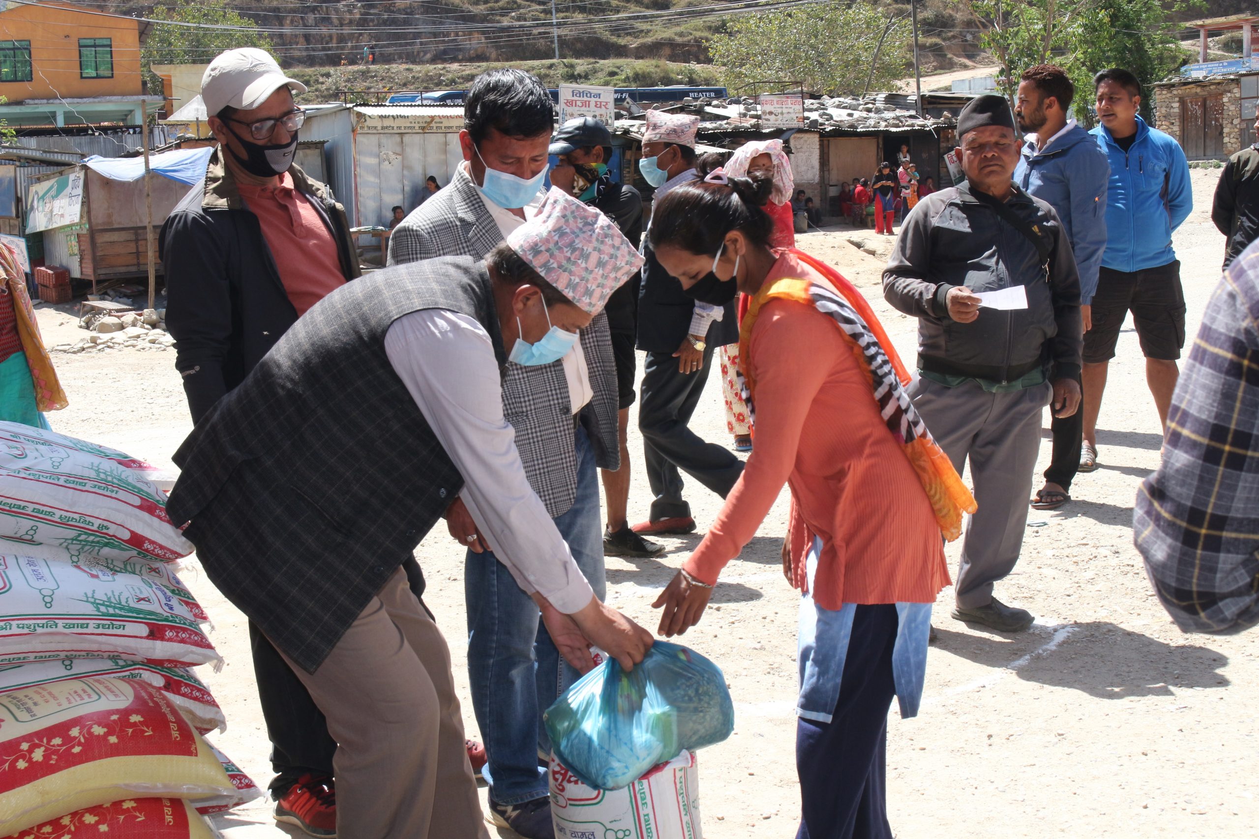 शारदा नगरपालिकाद्धारा करिब ३ सय घरपरिवारलाई खाद्यान्न बिरतण