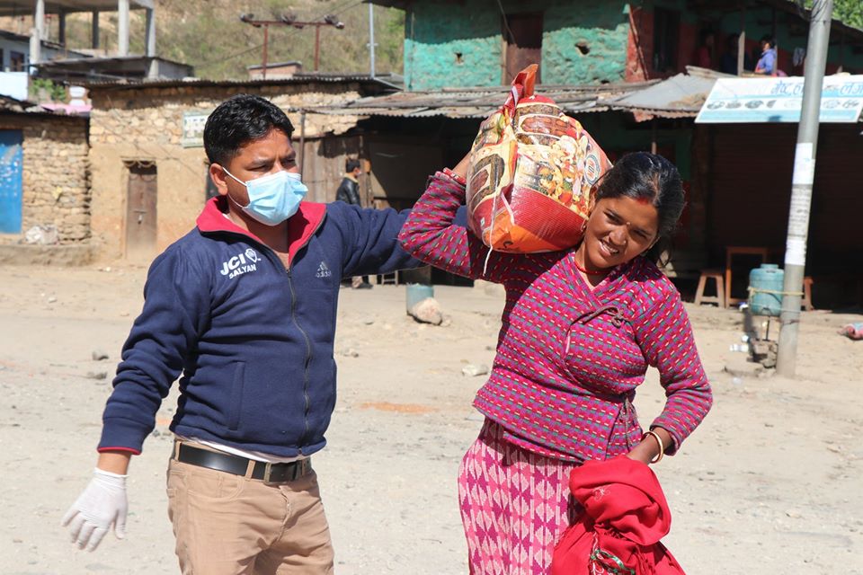 सल्यान जेसिसद्धारा १ सय ६२ घरपरिवारलाई राहत वितरण