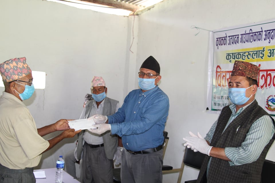 त्रिबेणीका कृषकको उत्पादनलाई गाउँपालिकाको ५ लाख ६२ हजार अनुदान