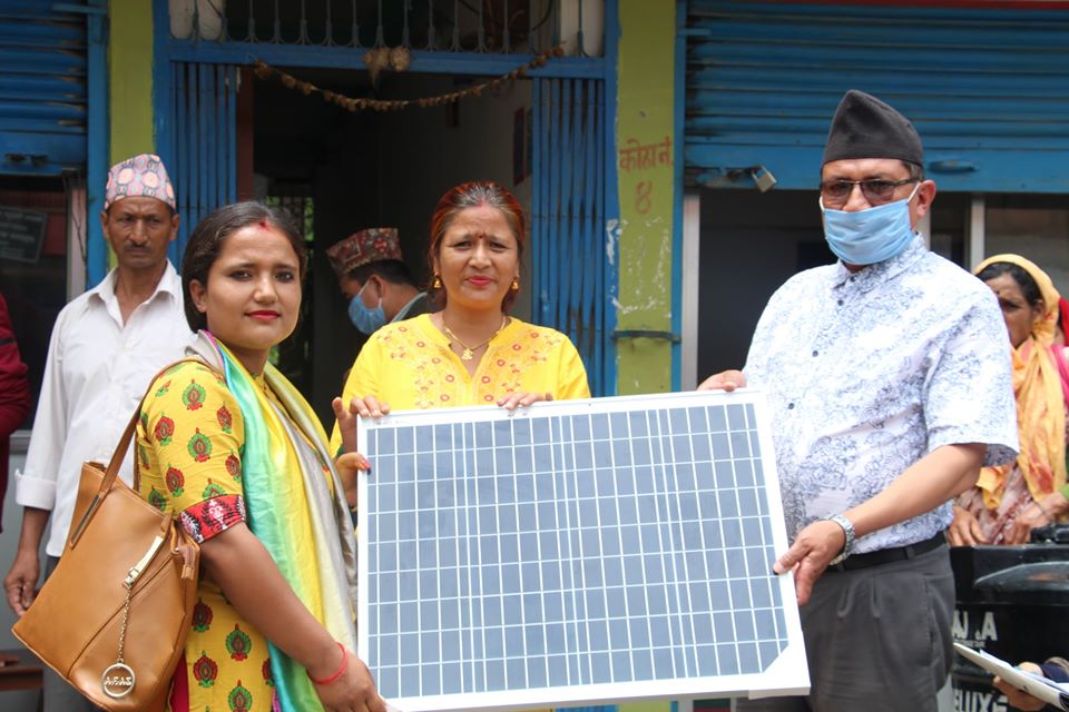 गरिब तथा बिपन्न परिवारलाई सोलार वितरण