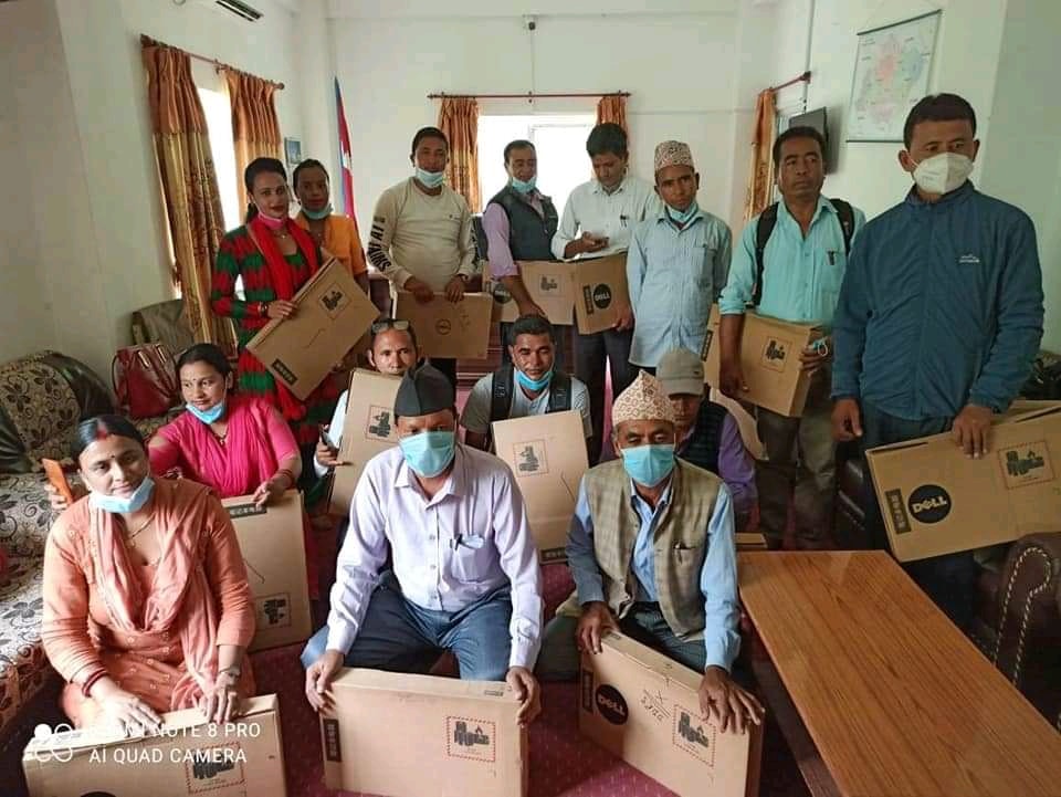 शारदा नगरपालिकाद्वारा २० वटा बिद्यालयलाई ल्याप्टप वितरण