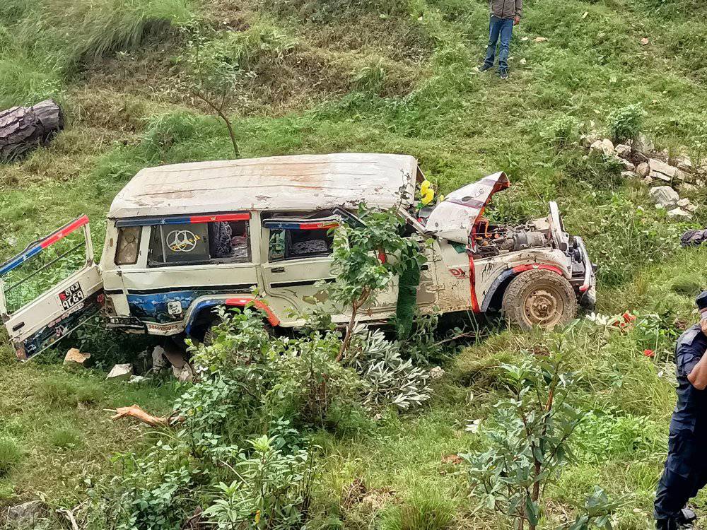 सल्यानमा जिप दुर्घटना २ जनाको मृत्यु १७ जना घाइते